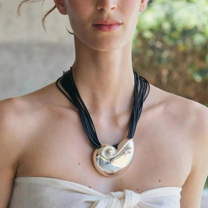 Naszyjnik z dużym wisiorkiem muszli ślimaka srebrny