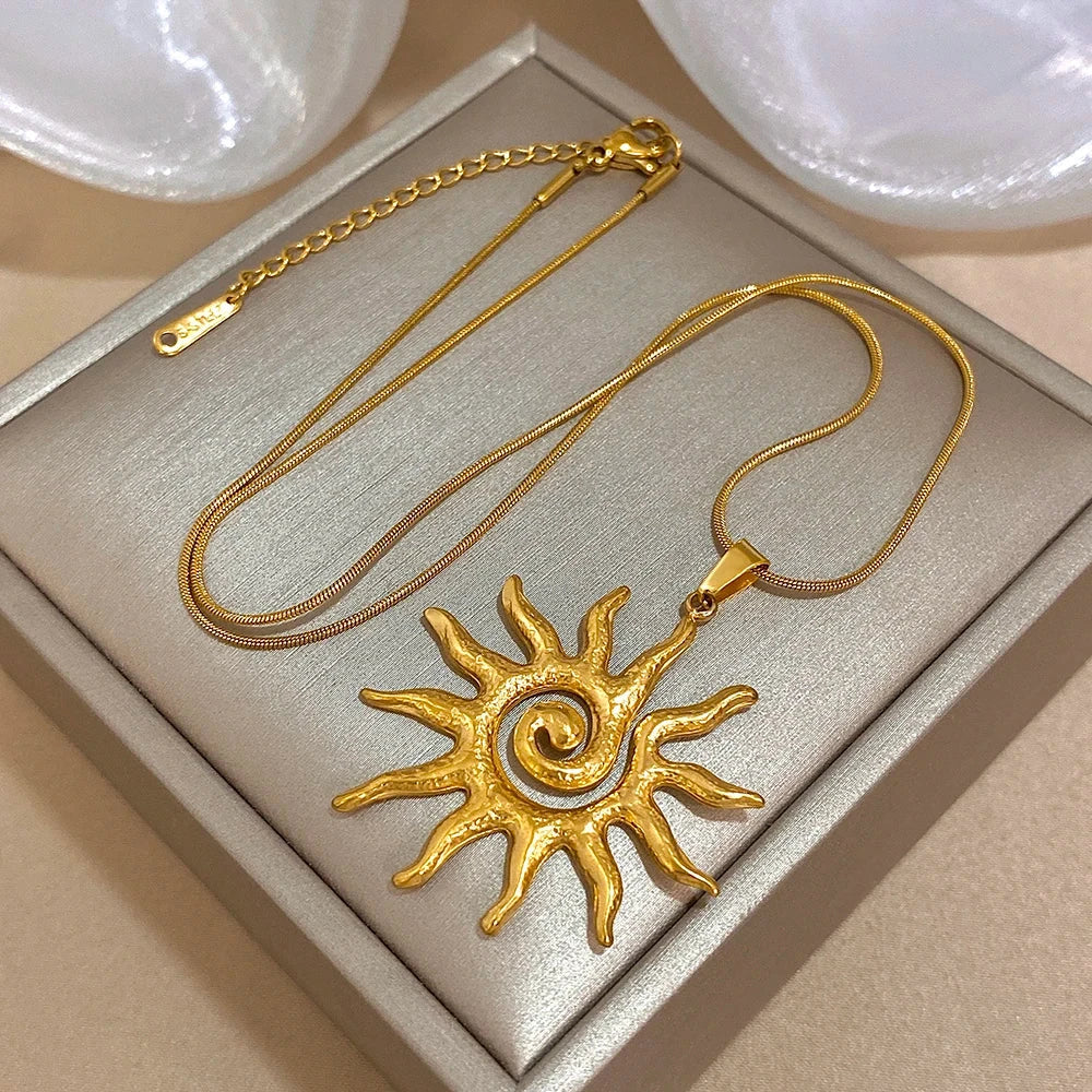 Collier avec Grand Pendentif Soleil