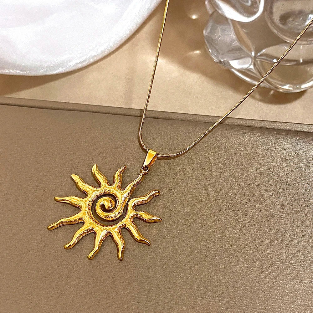 Collier avec Grand Pendentif Soleil