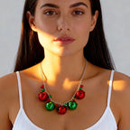 Naszyjnik z zawieszką w kształcie bombek świątecznych