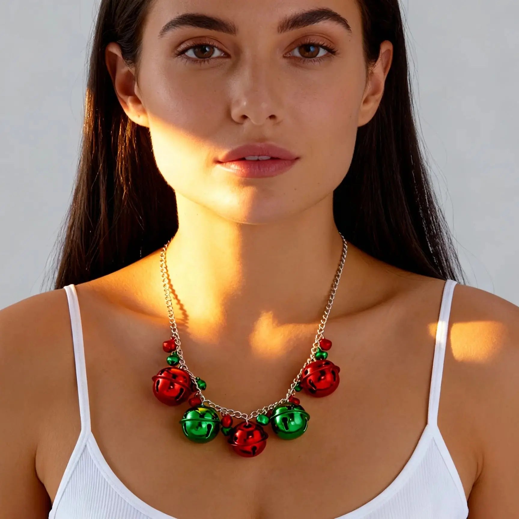 Naszyjnik z zawieszką w kształcie bombek świątecznych