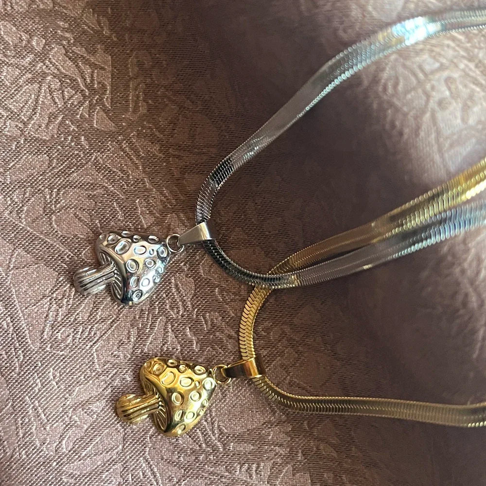 Halskæde med gyldent svampevedhæng