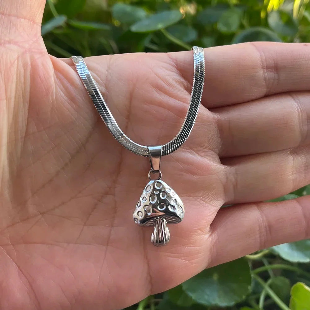 Halskæde med sølvfarvet svampevedhæng