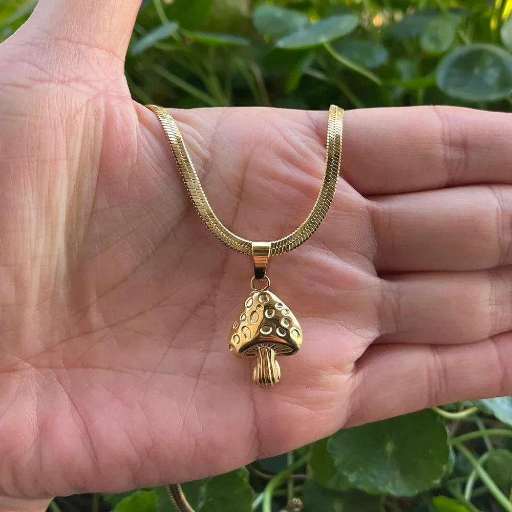 Halskæde med gyldent svampevedhæng