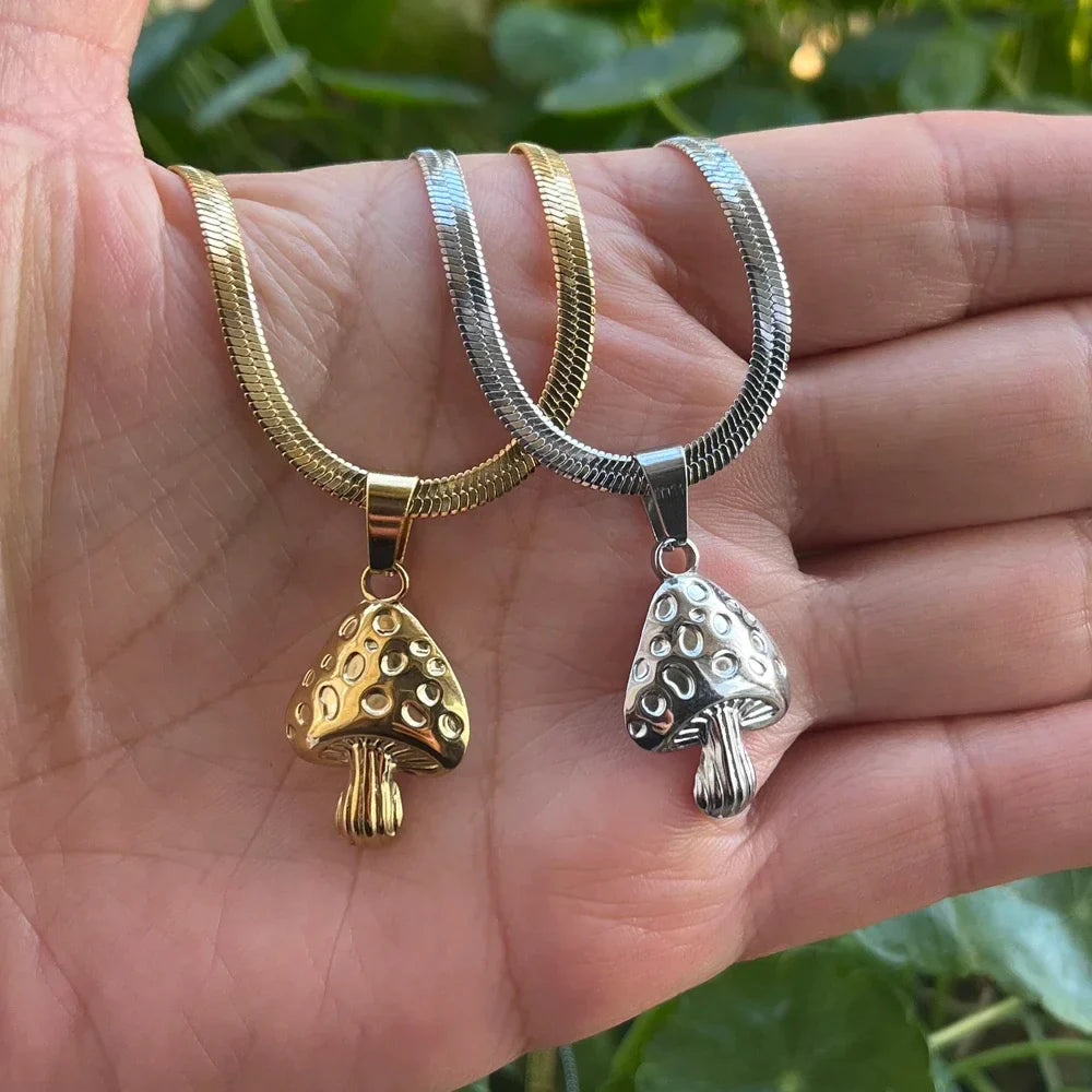 Halskæde med sølvfarvet svampevedhæng