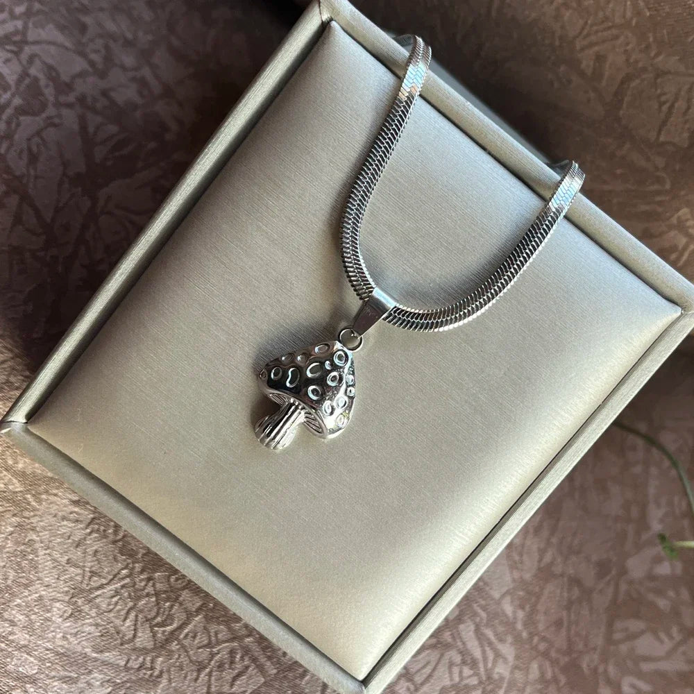 Halskæde med sølvfarvet svampevedhæng