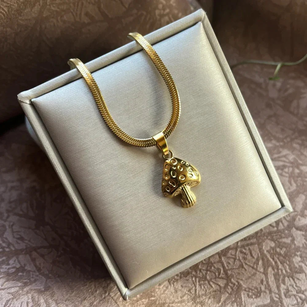 Halskæde med gyldent svampevedhæng