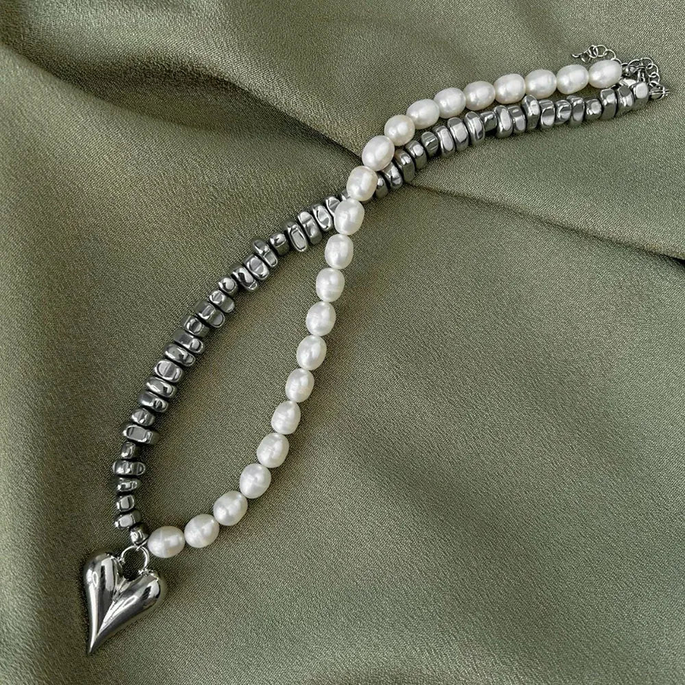 Naszyjnik z zawieszką w kształcie serca C