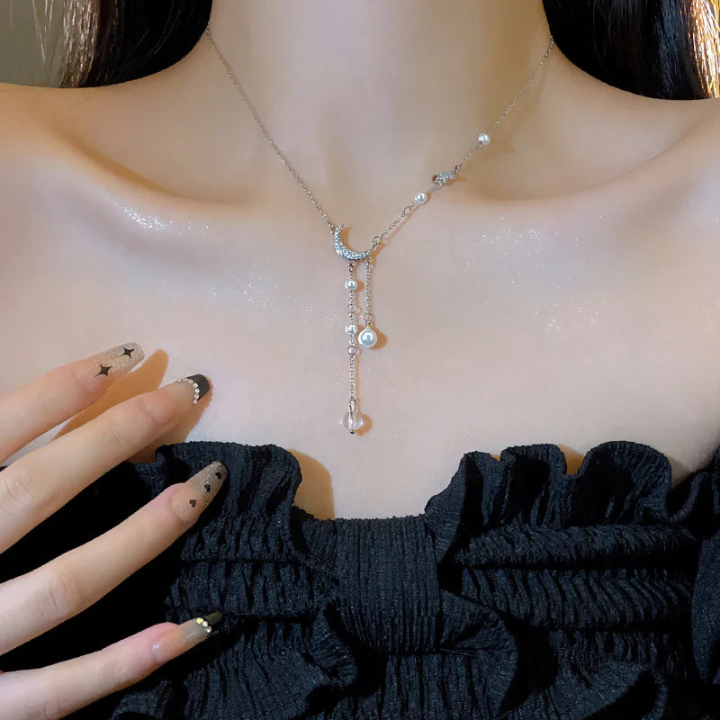 Naszyjnik z zawieszką w kształcie półksiężyca i pereł