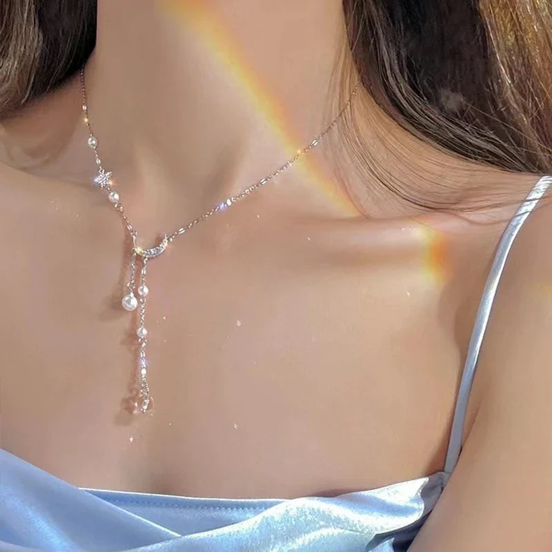 Naszyjnik z zawieszką w kształcie półksiężyca i pereł