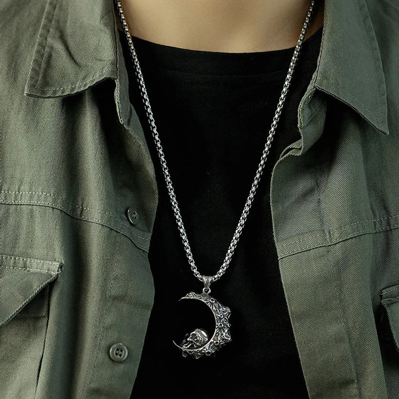 Collier avec Pendentif Croissant de Lune et Tête de Mort