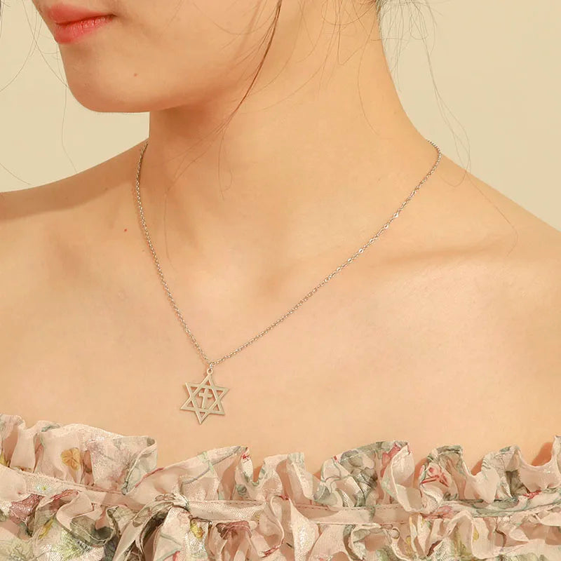 Naszyjnik z zawieszką w kształcie krzyża i Gwiazdy Dawida, ortodoksyjne symbole żydowskie, srebrny