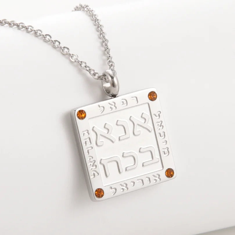 Naszyjnik z wisiorkiem z żydowską modlitwą w hebrajskich literach Ana b'Koach srebrny