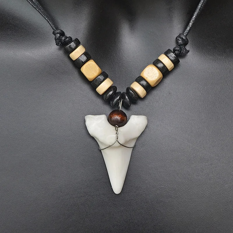 Collier avec Pendentif Dent de Requin