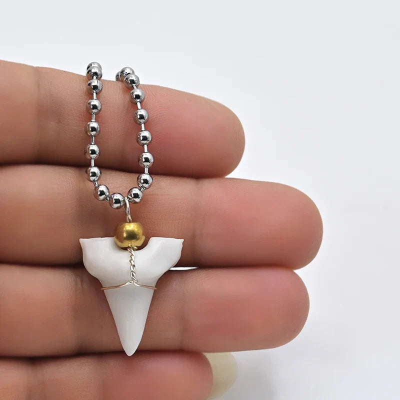 Collier avec Pendentif Dent de Requin Blanche