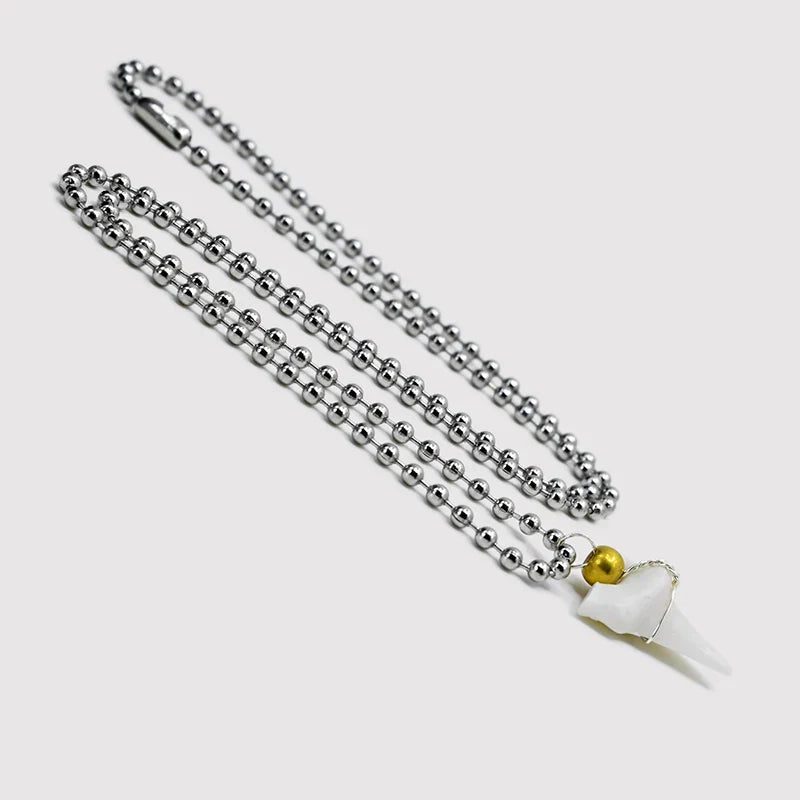 Naszyjnik z zawieszką białego rekina