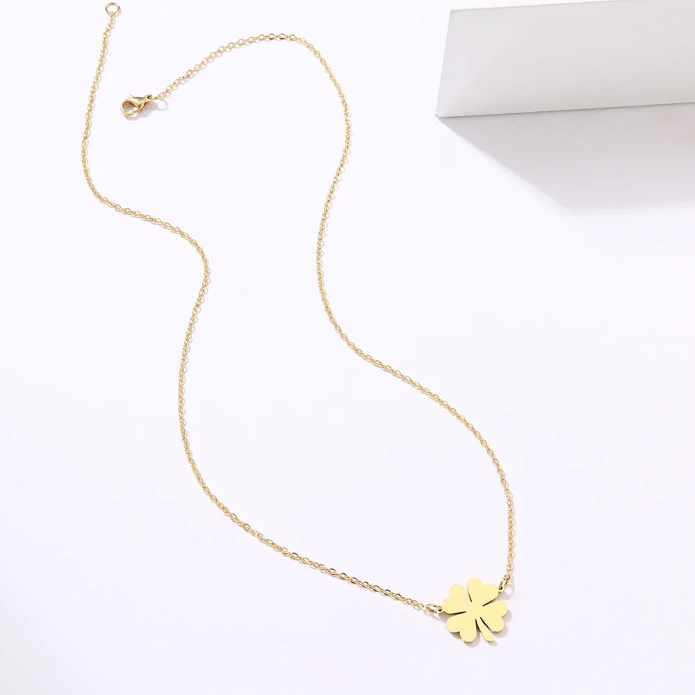 Halskæde med vedhæng i form af en lykkebringende kløverblad i guld