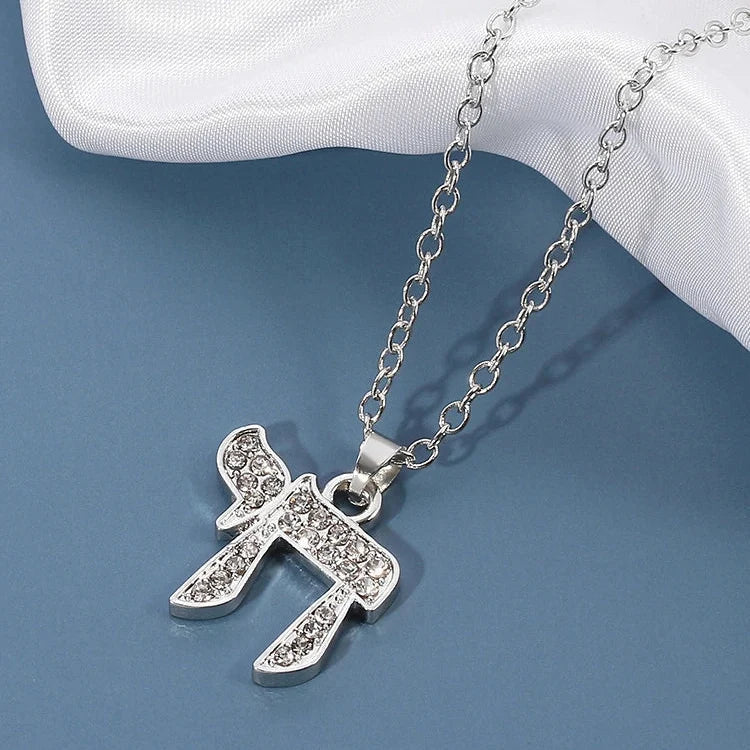 Naszyjnik z zawieszką z cyrkoniami w kształcie żydowskiego symbolu życia Chai, srebrny