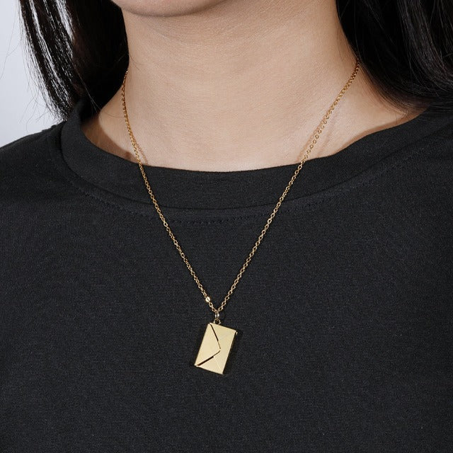 Naszyjnik z zawieszką koperty złoty