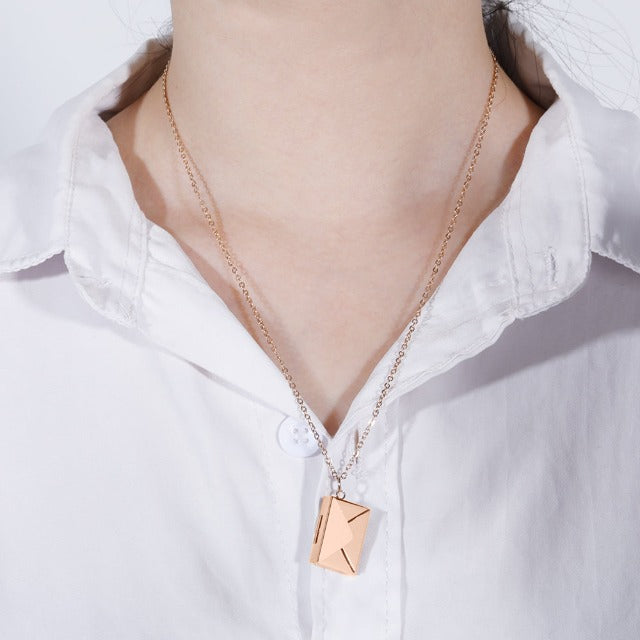 Naszyjnik z zawieszką koperty różowe złoto