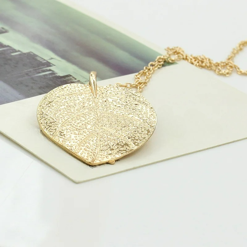 Halskjede med høstløv anheng