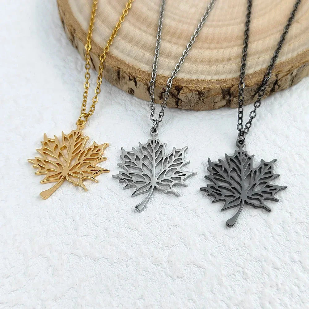 Halskjede med lønneblad anheng