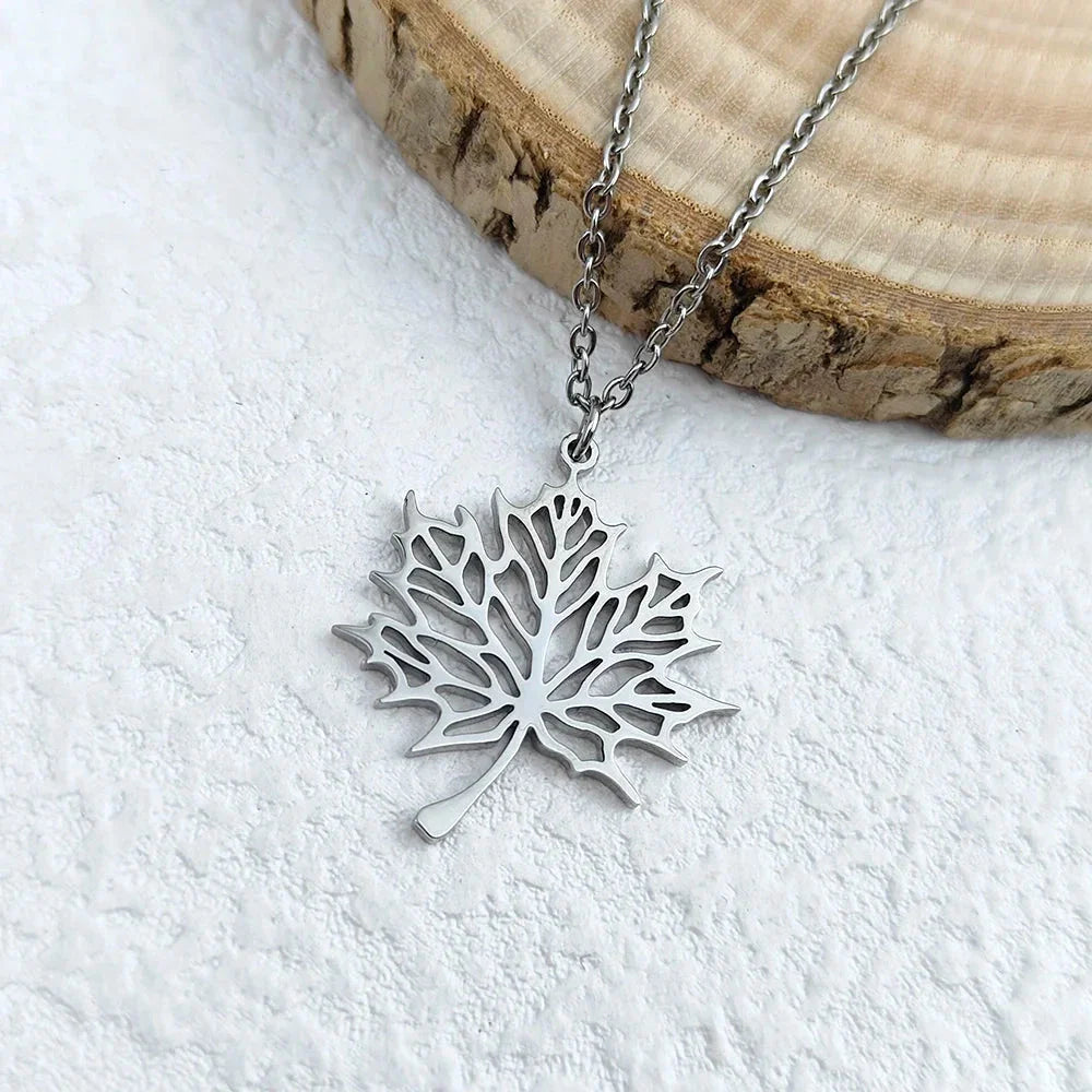 Halskjede med sølv lønneblad anheng