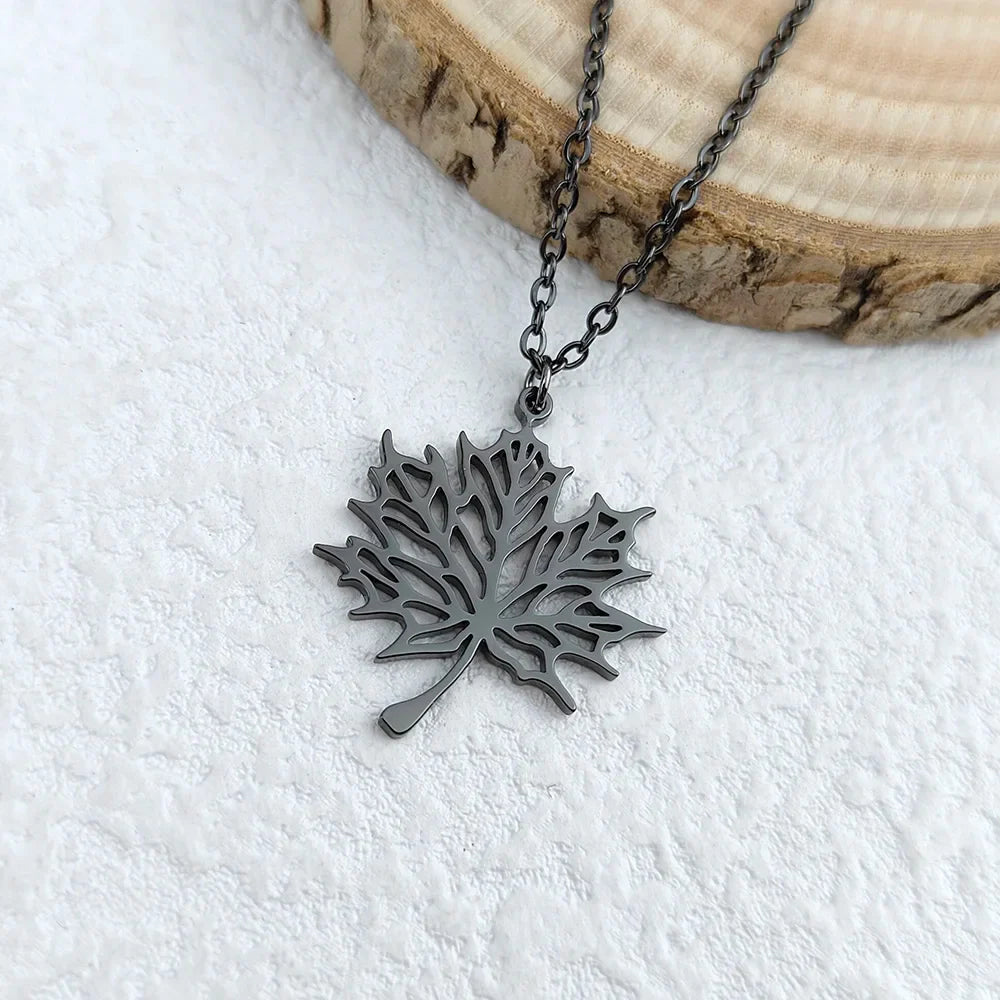 Halskjede med svart lønneblad anheng