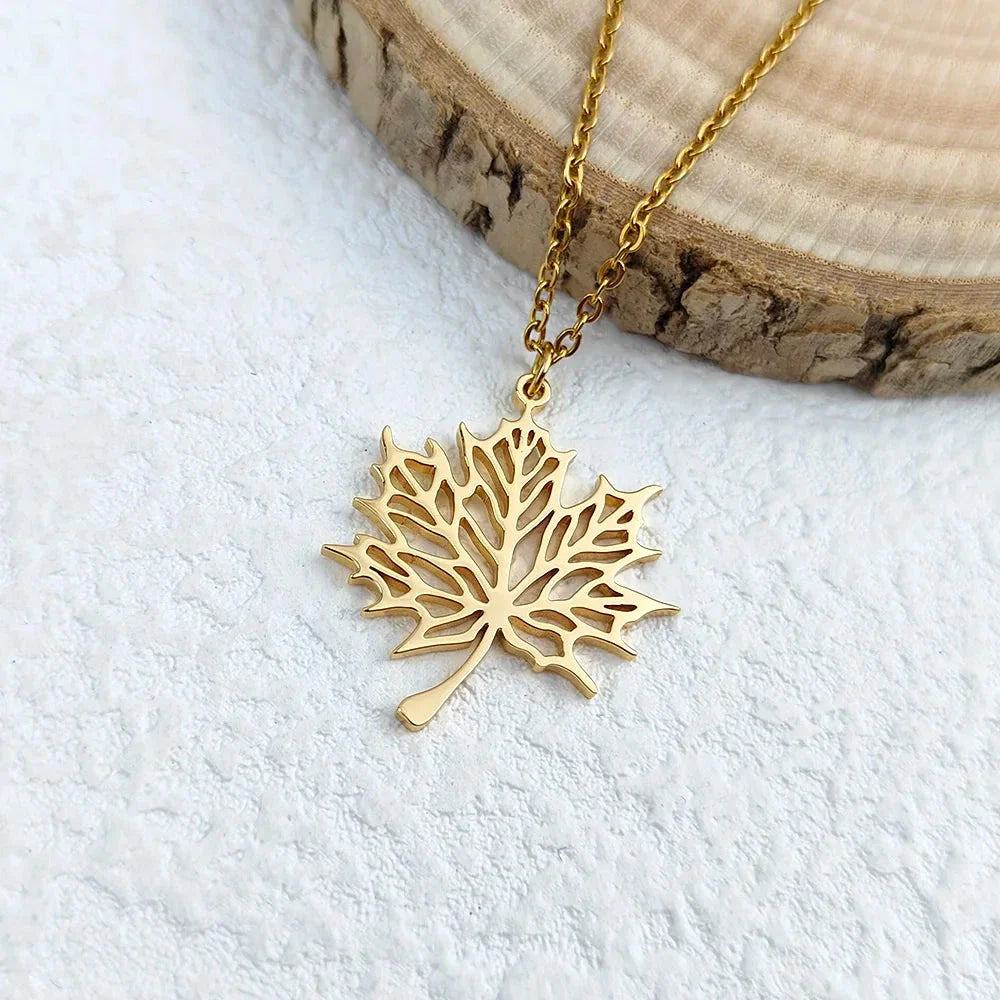 Halskæde med guld ahornblad vedhæng