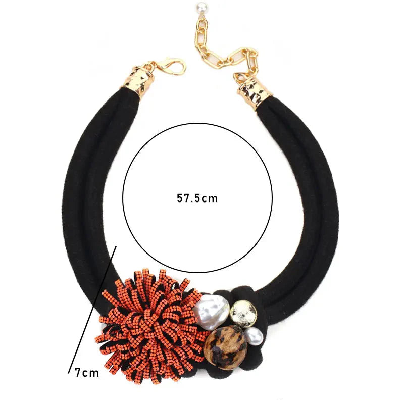 Collier Ras de Cou avec Pendentif Fleur Rouge et Perles