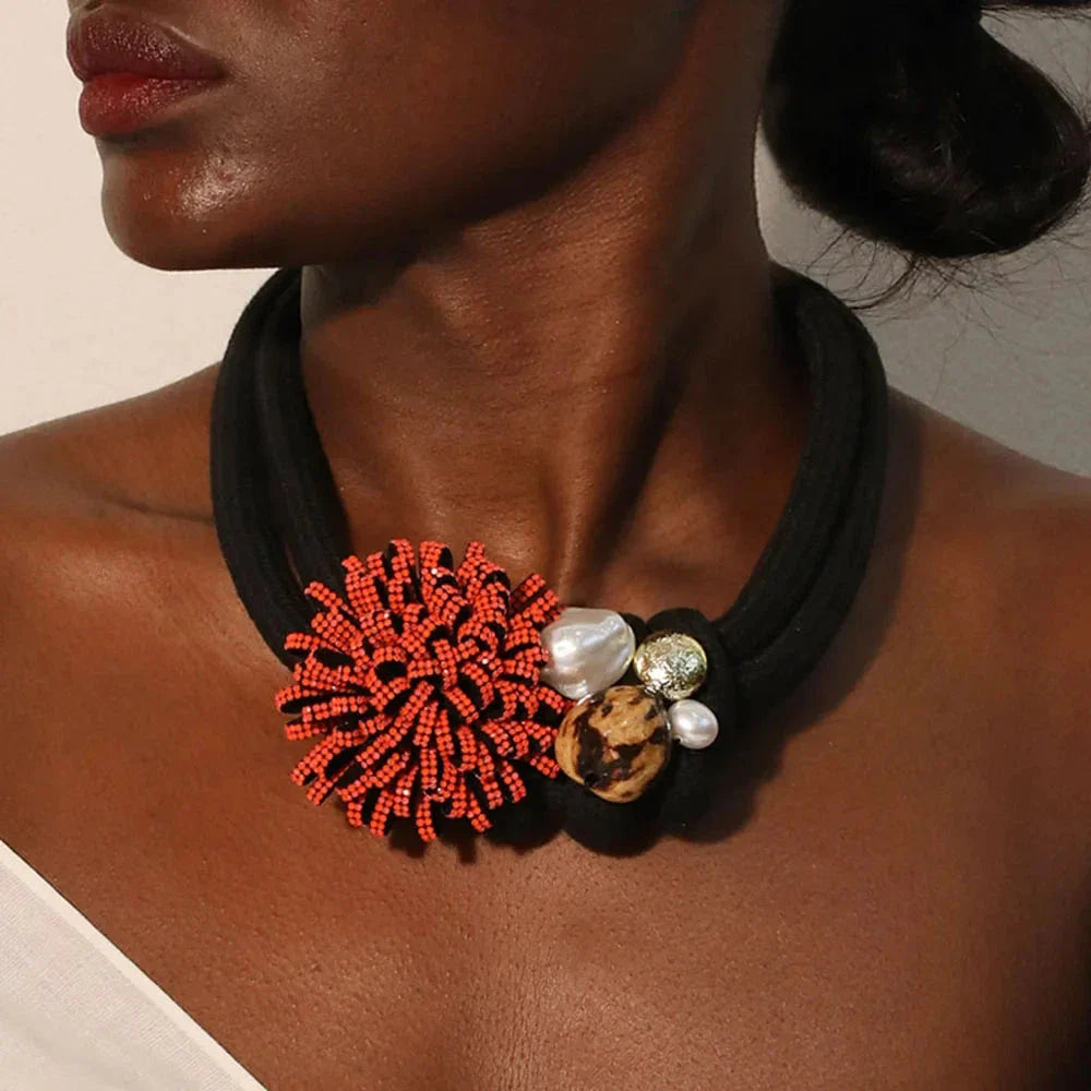 Collier Ras de Cou avec Pendentif Fleur Rouge et Perles