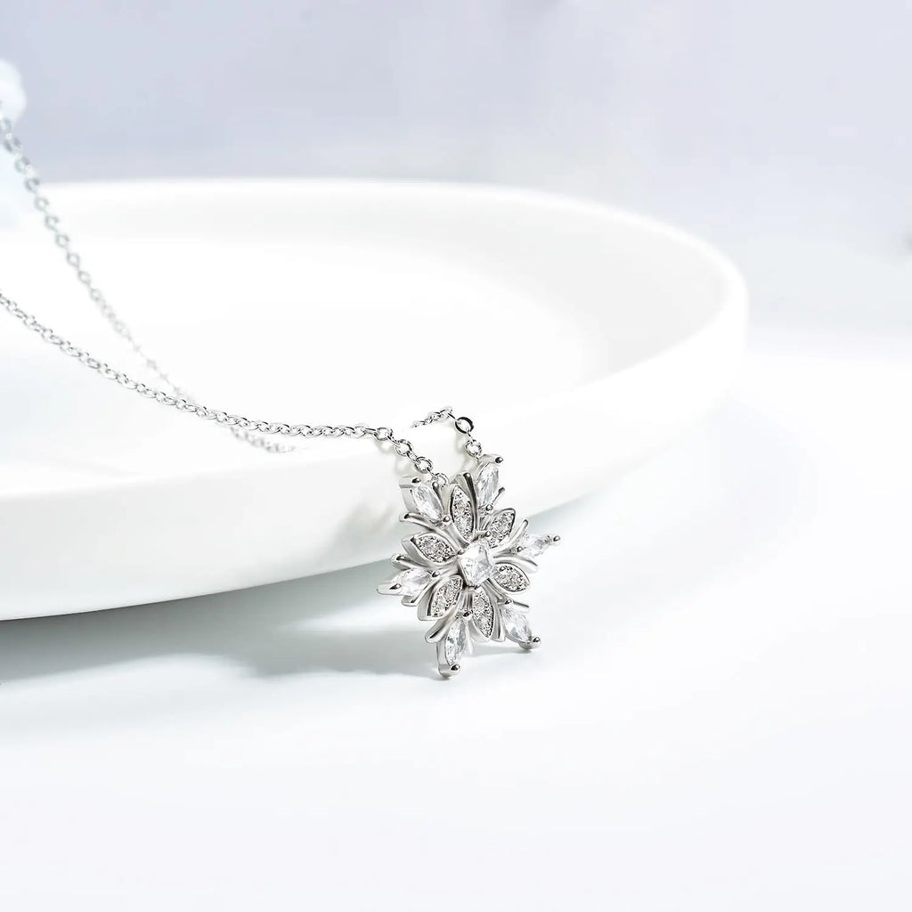 Collier avec Pendentif Flocon de Neige en Zircon blanc