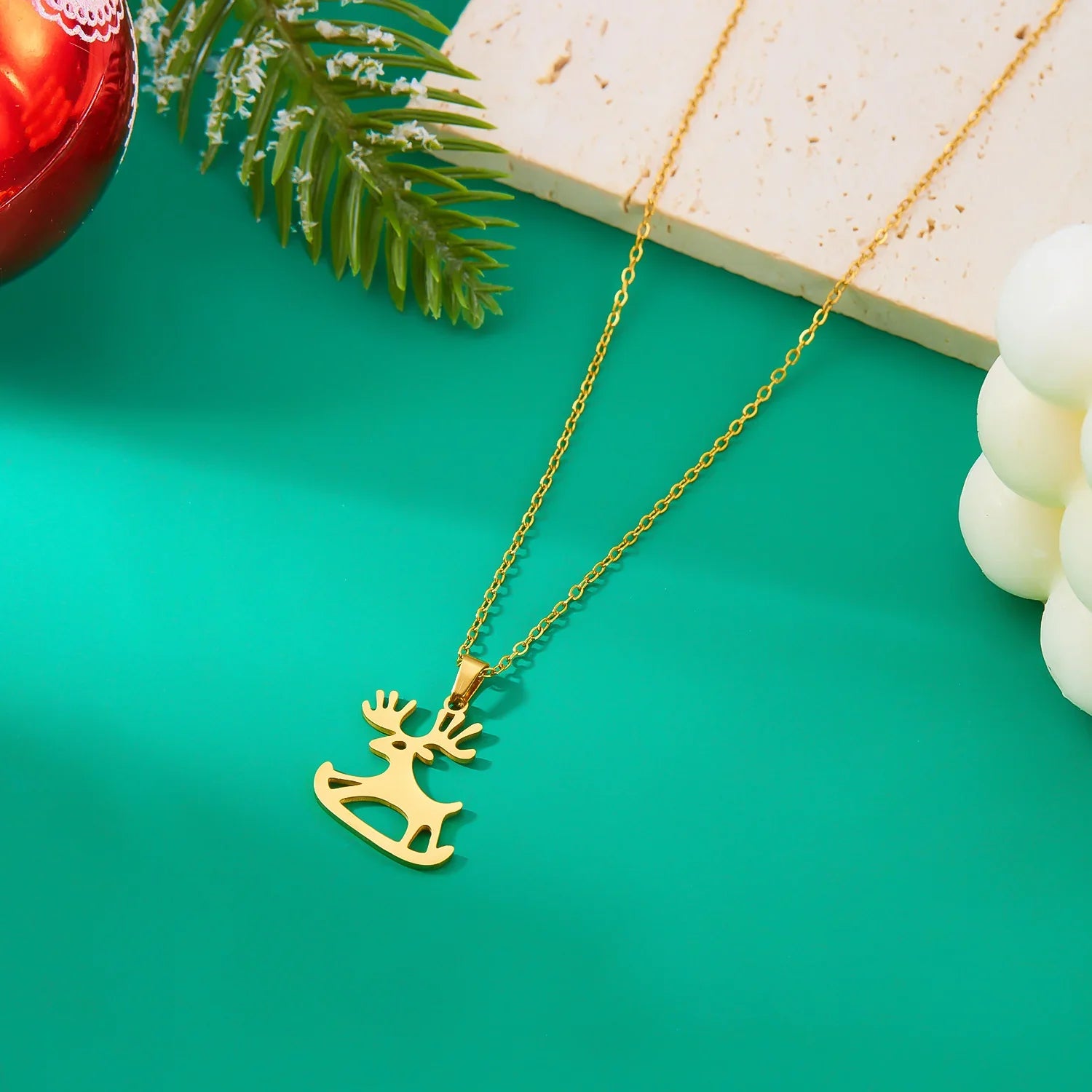 Halskæde med vintervedhæng rensdyr guld