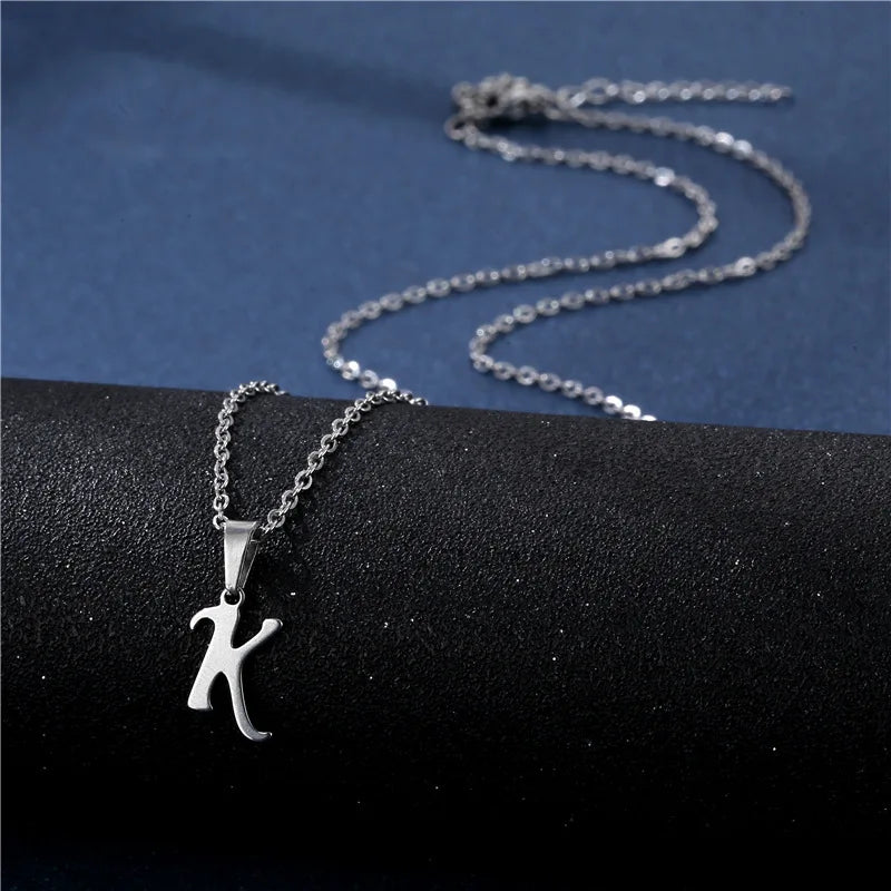 Personalizowany naszyjnik z zawieszką z inicjałem k