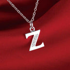 Długi naszyjnik z zawieszką z inicjałem z