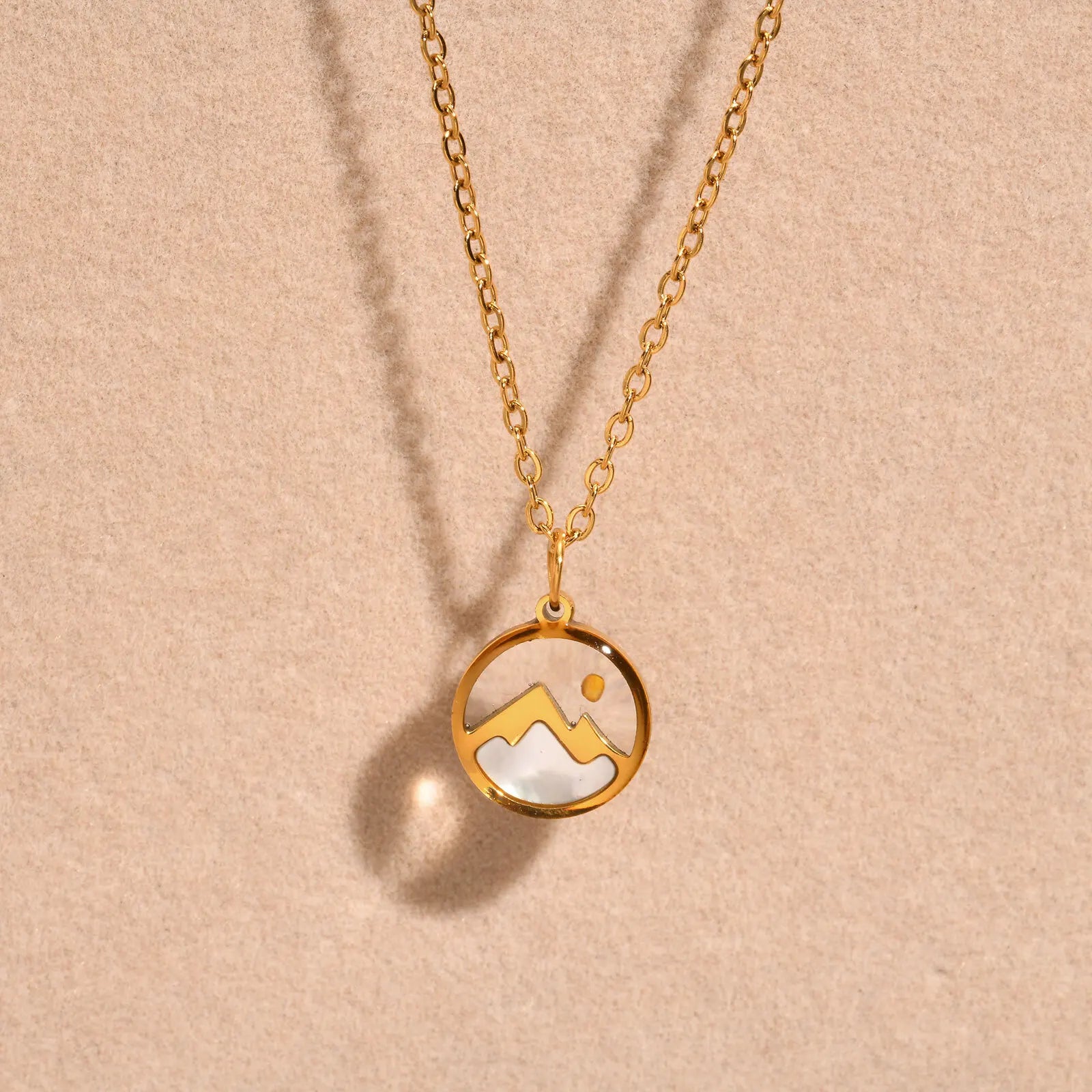 Halskæde med bjerg- og månevedhæng