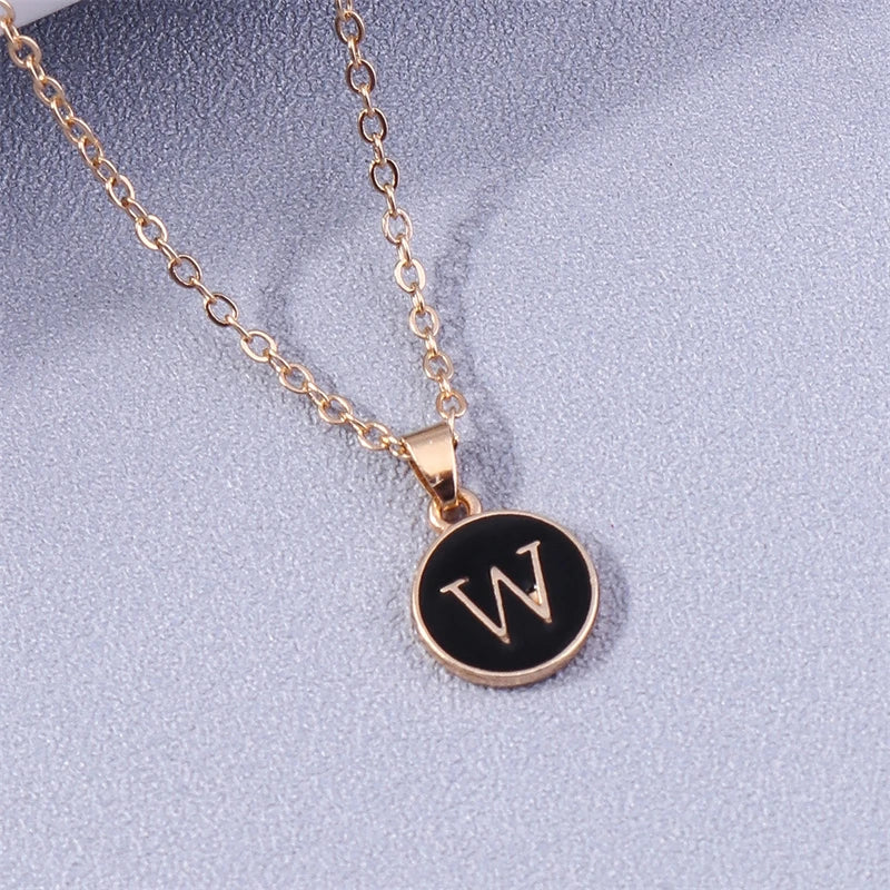 Naszyjnik z kolorową zawieszką z inicjałem w