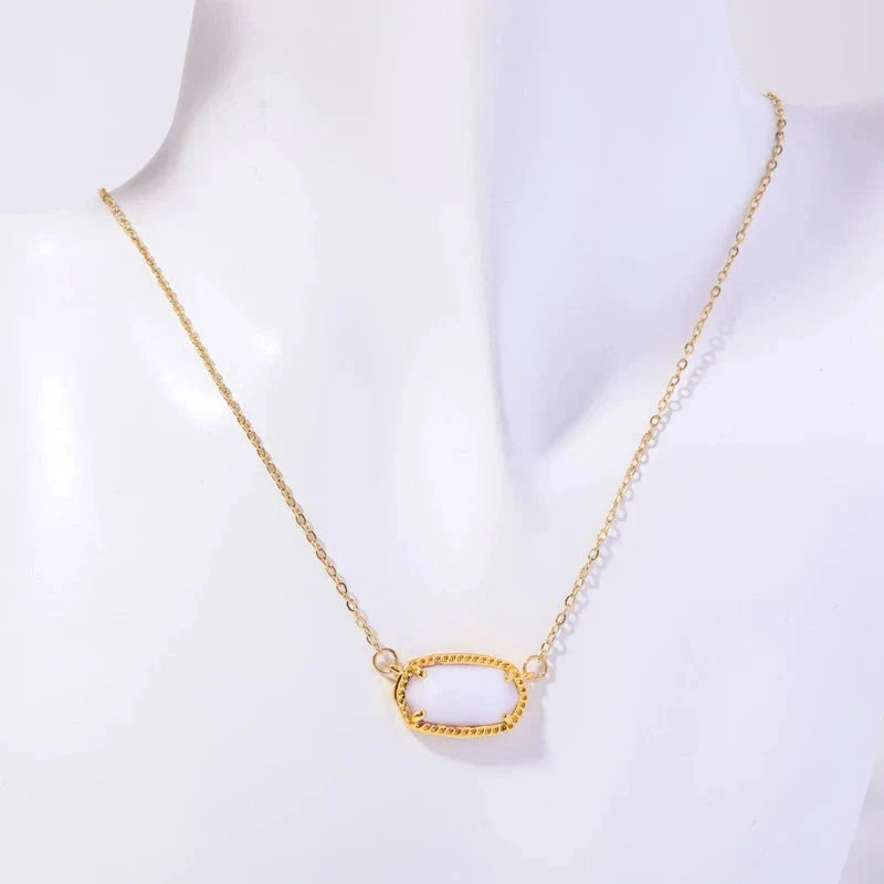 Halskæde med farvet krystalvedhæng af stjernetegn