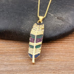 Naszyjnik z zawieszką piórka i cyrkonią 