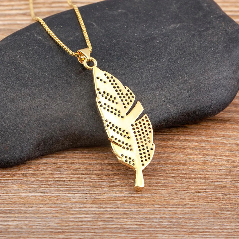 Collier avec Pendentif Plume et Zircon