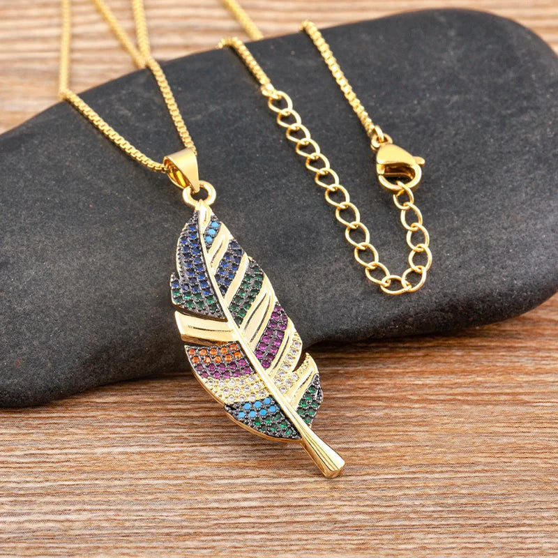 Halskæde med fjervedhæng og zirkonia