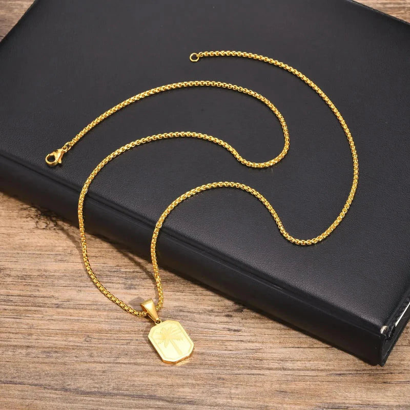 Halskæde med rektangulært palmevedhæng i guld