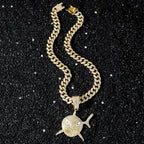 Naszyjnik z zawieszką rekina ze strasu złoty