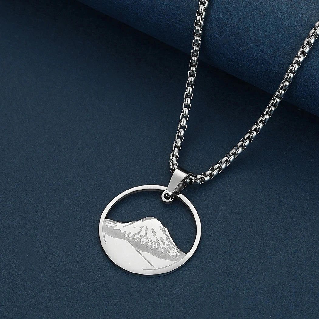 Halskæde med rund bjergvedhæng i sølv
