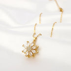 Naszyjnik z obrotowym wisiorkiem kwiatem przeciwstresowym dla kobiet