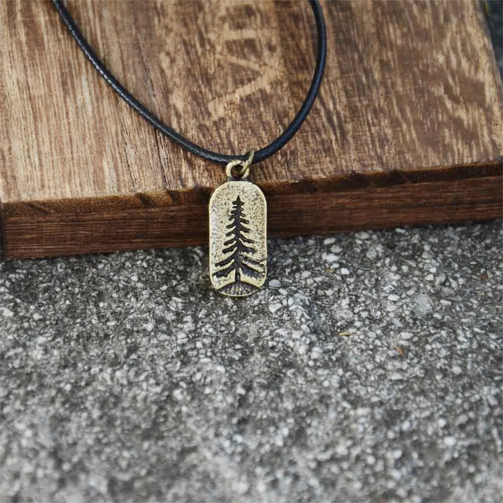 Halskæde med juletræsvedhæng i guld