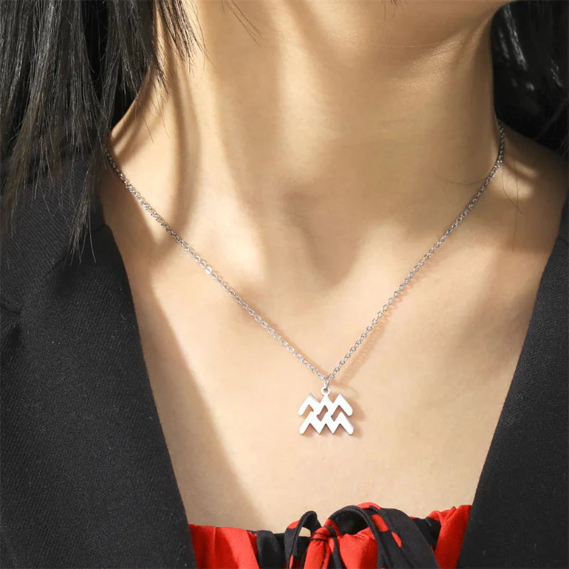 Halskæde med forgyldt vedhæng af stjernetegn