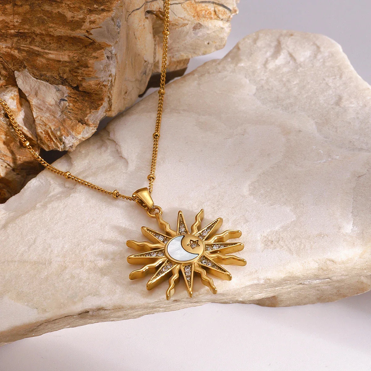 Collier avec Charmant Pendentif Soleil et Lune