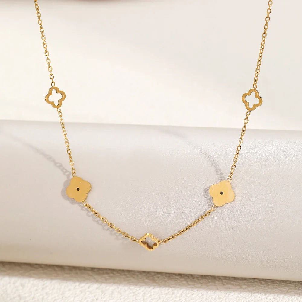 Halskæde med vedhæng med 4-bladet kløver i guld