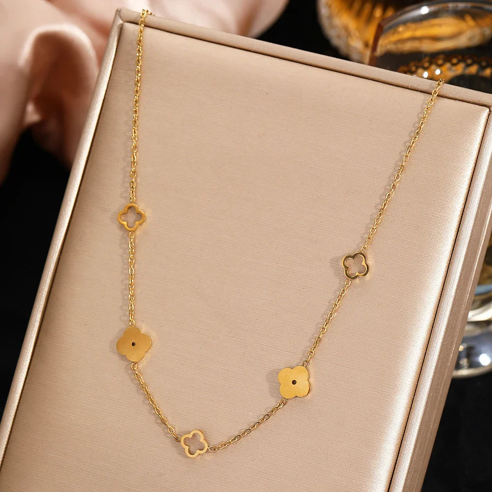 Halskæde med vedhæng med 4-bladet kløver i guld